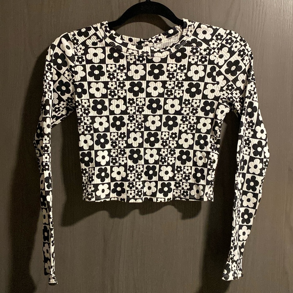 Floral Black and White Daisy Long Sleeve Crop Size Medium